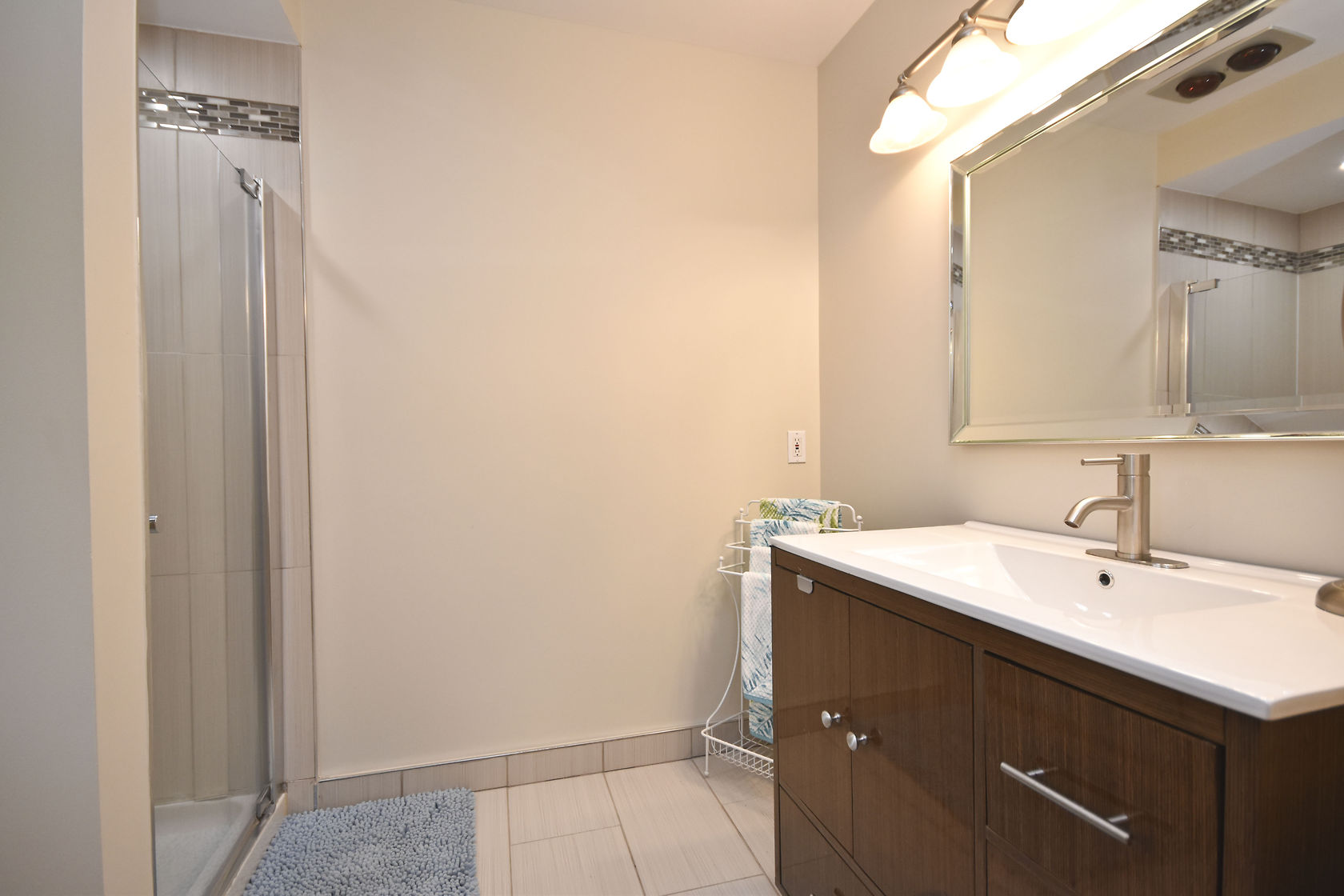 3725 Sixth - Ensuite 3725 Sixth - Ensuite