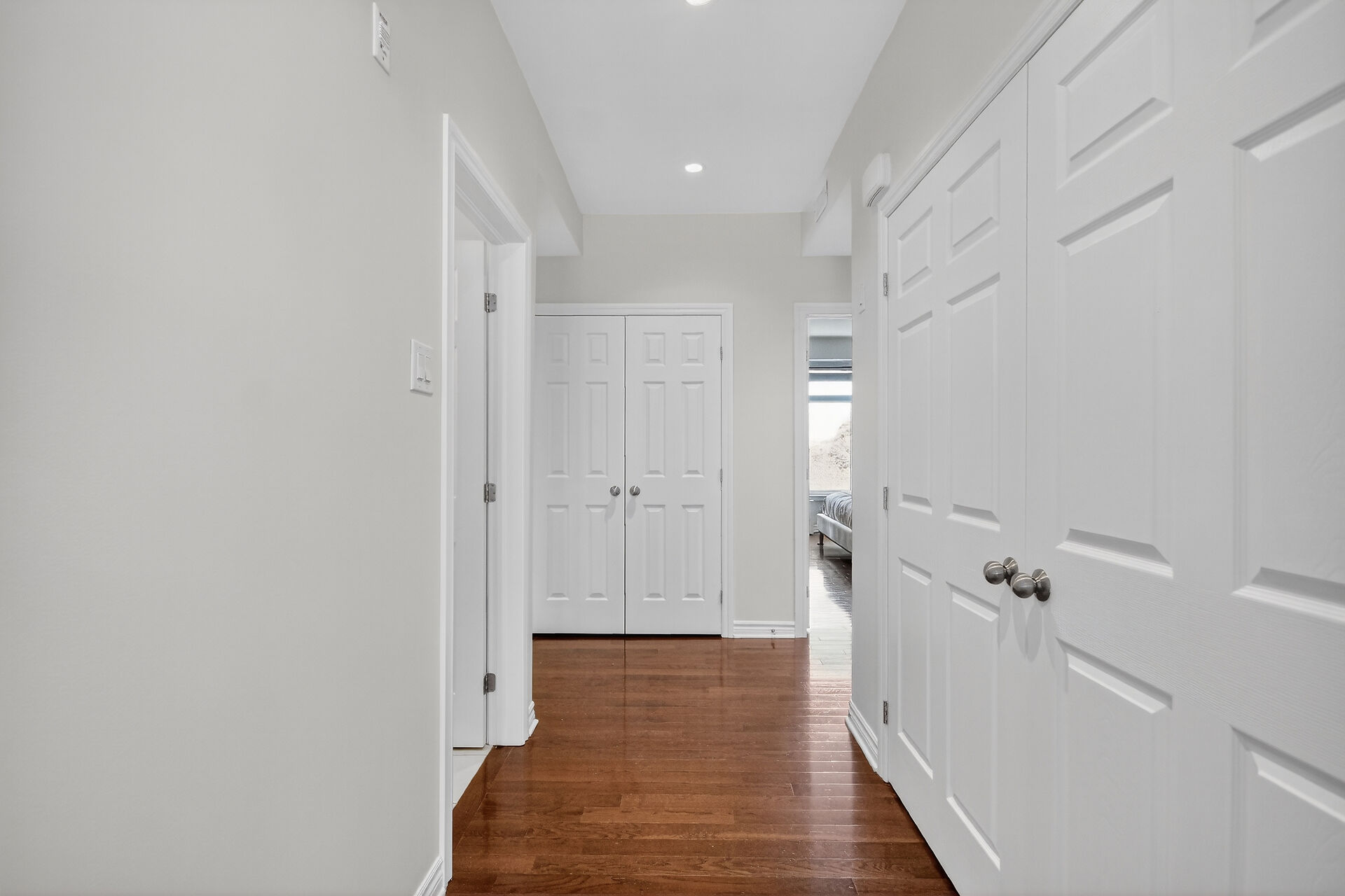 849-hallway to bedrm