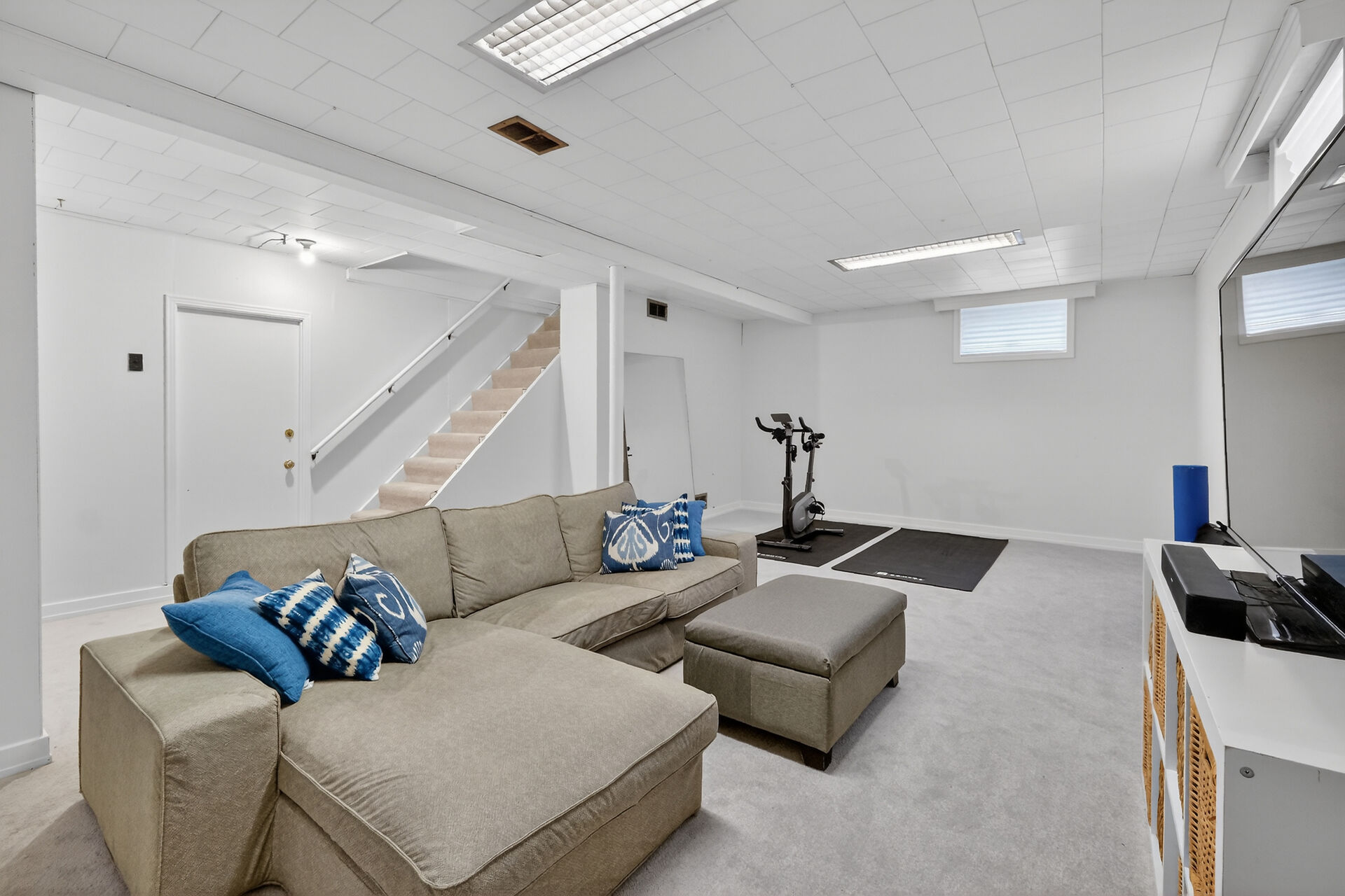 90 S - Family Room 2 90 S - Family Room 2